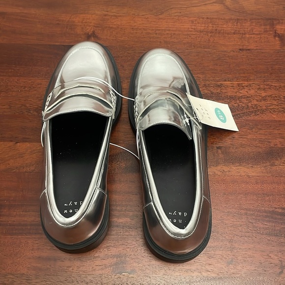 A New Day Jordan Loafer Flats Memory Foam Insole Silver Women's new size 8.5 - Picture 8 of 10
